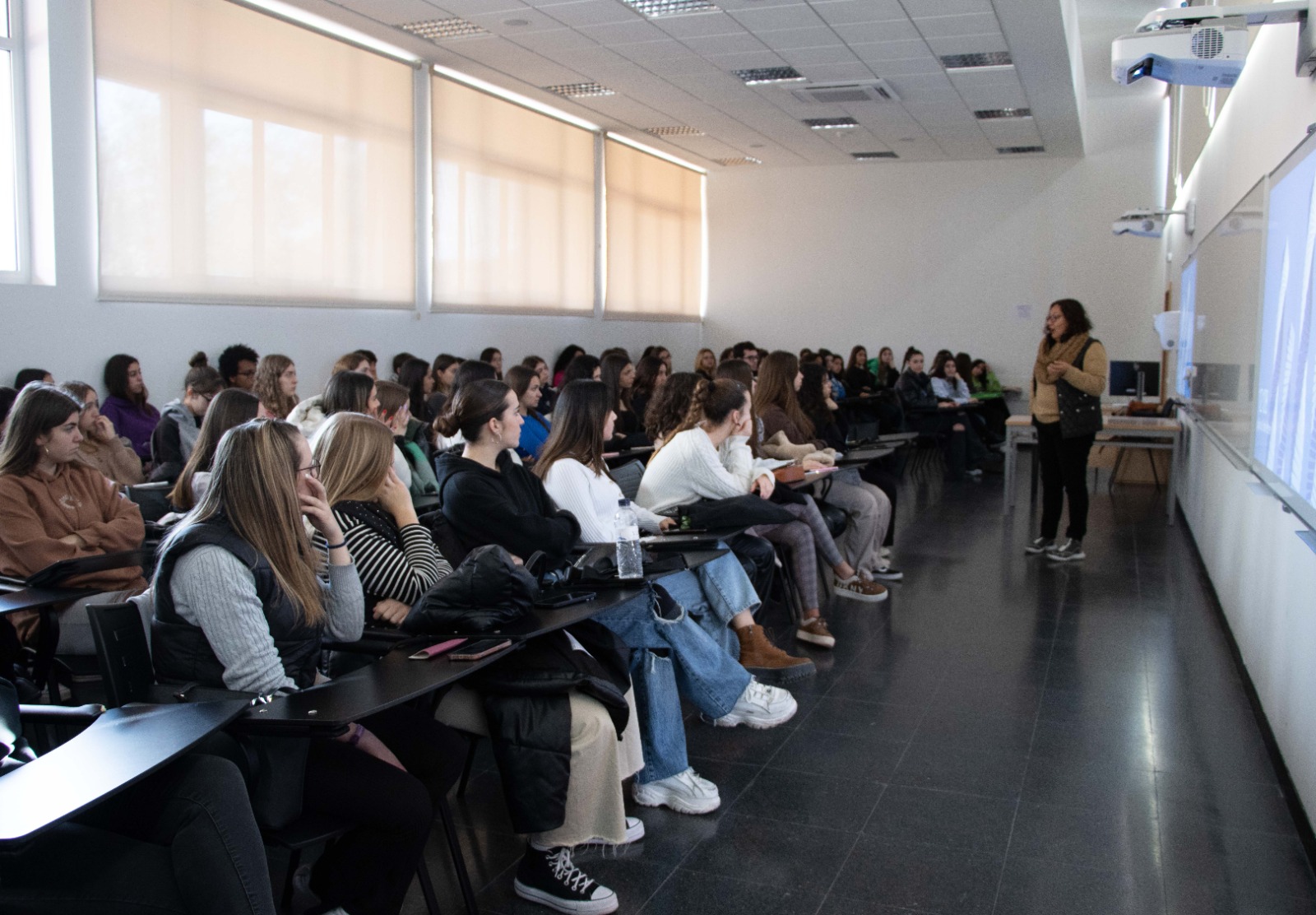 Imatge on podem veure gent a una aula